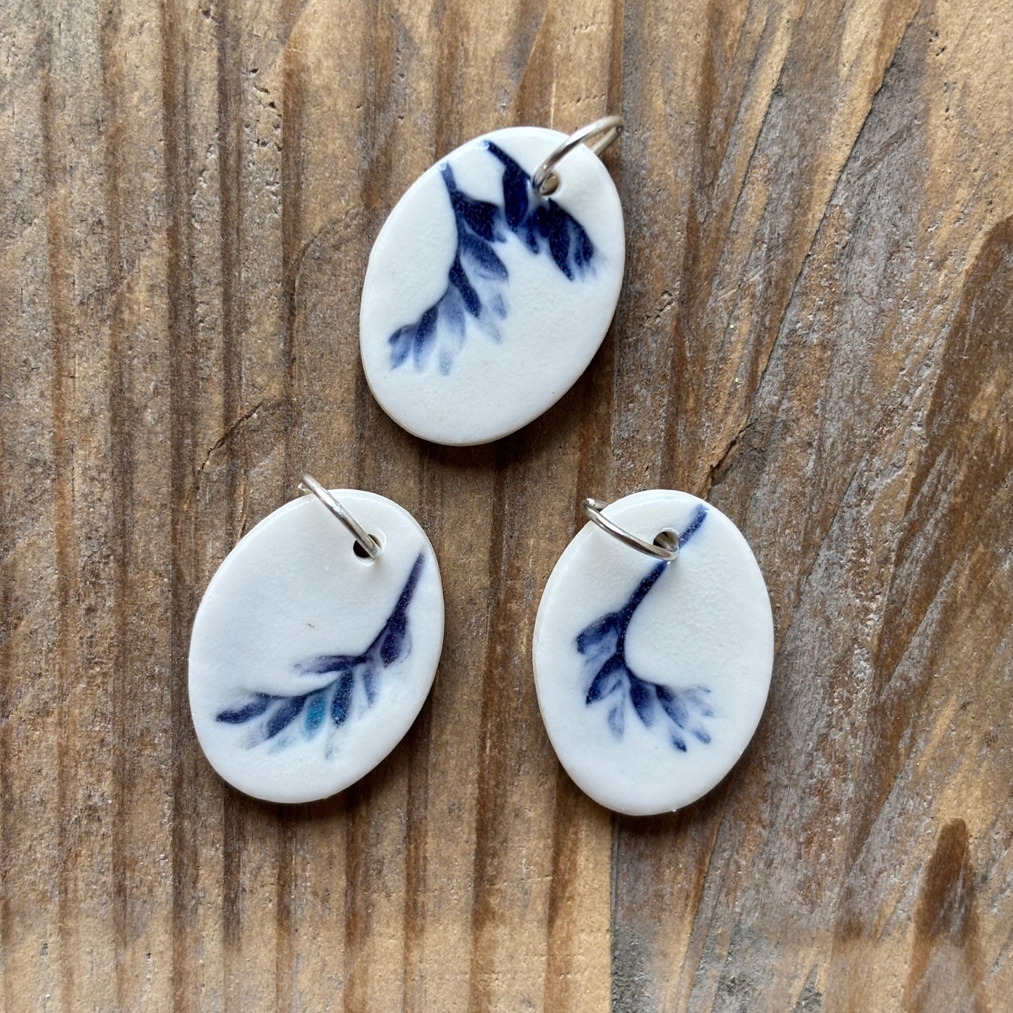 Natuur om te Dragen | Porseleinen Hangertje - Lamsoor Blauw