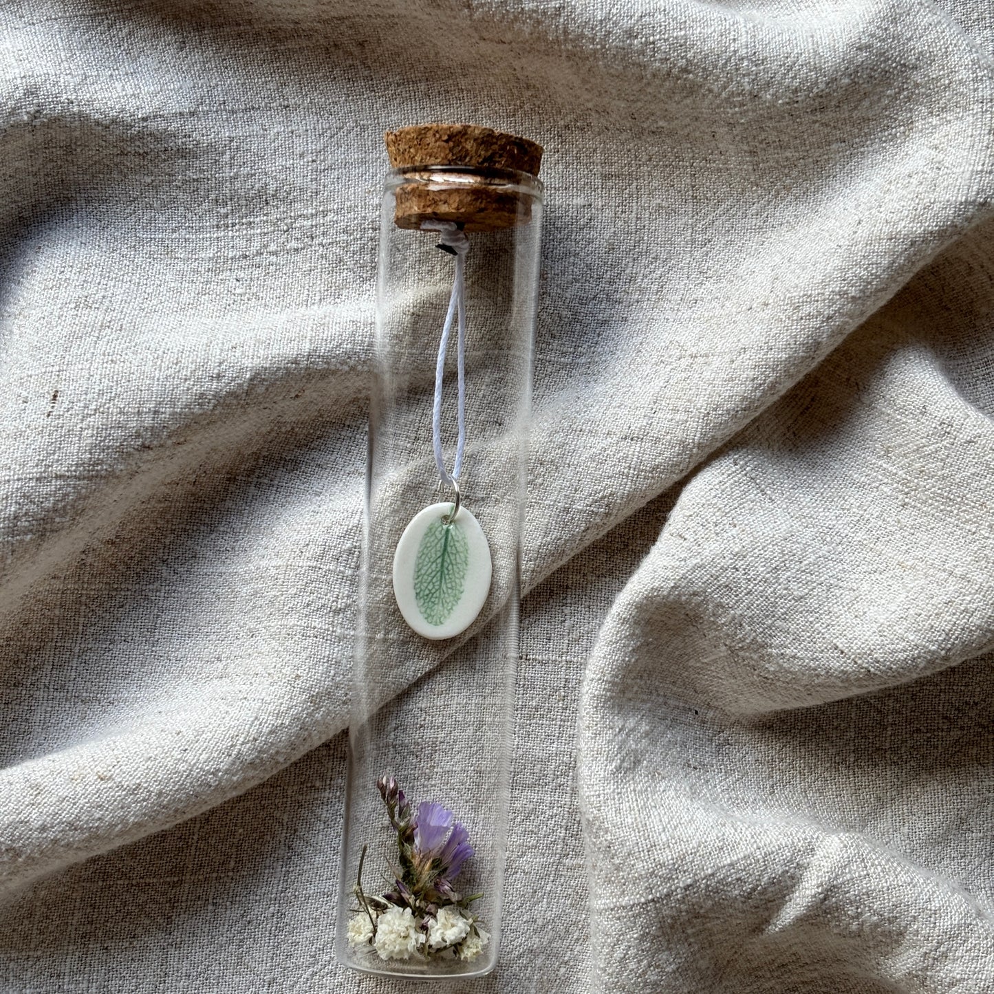 Natuur om te Dragen | Porseleinen Hangertje - Salie
